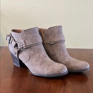 Stylish Women's Tan Ankle Boots